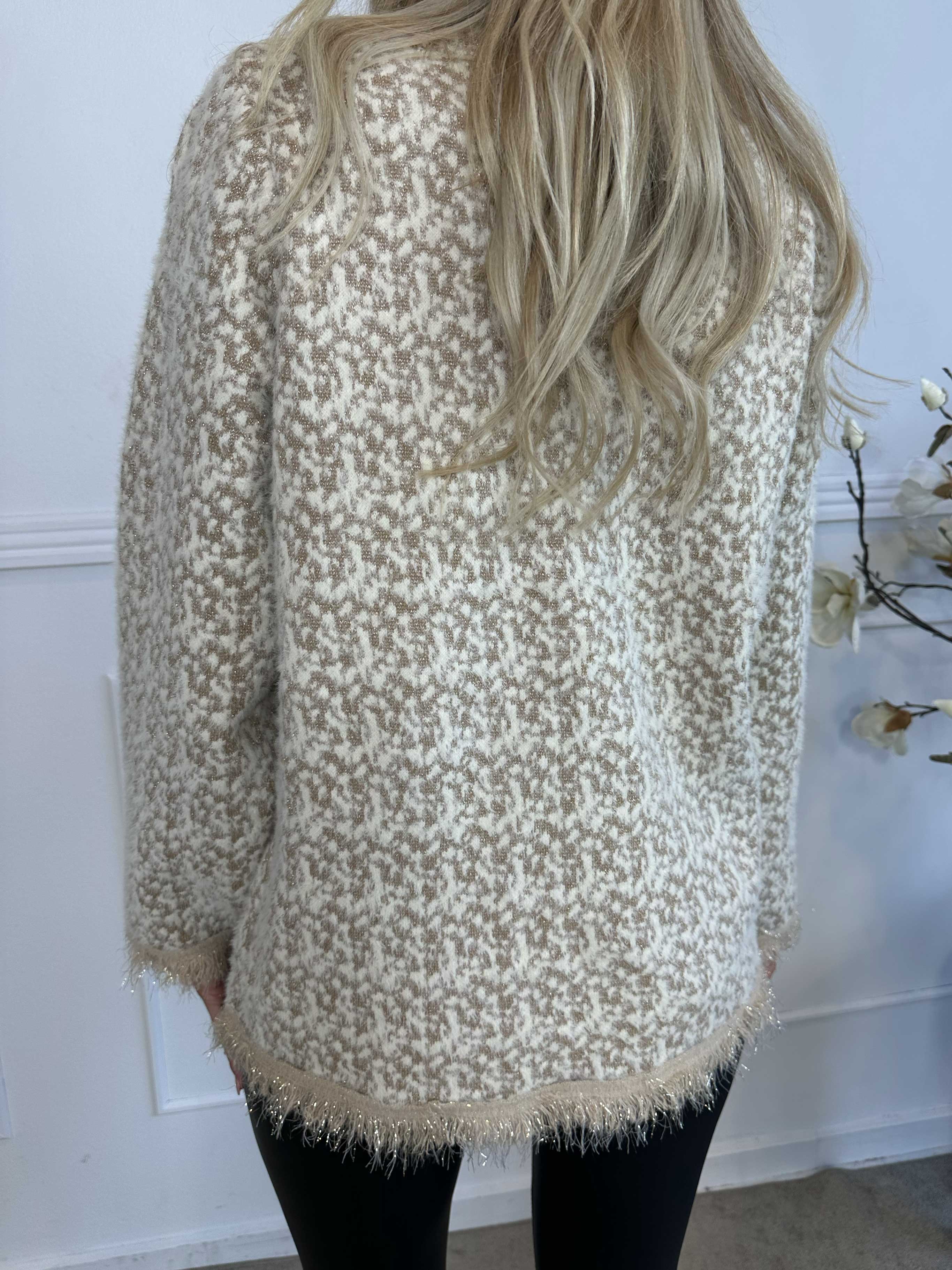 Larna - Blød og lækker cardigan med glimmertråde og guld knapper